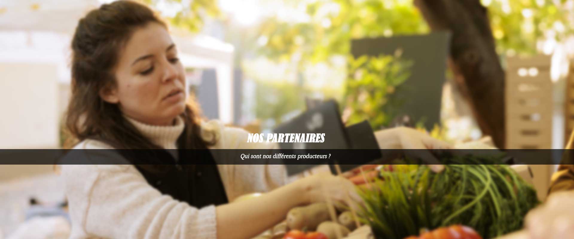 femme qui prend des fruits et des légumes avec le texte suivant devant image: NOS PARTENAIRES, qui sont nos différents producteurs ?
